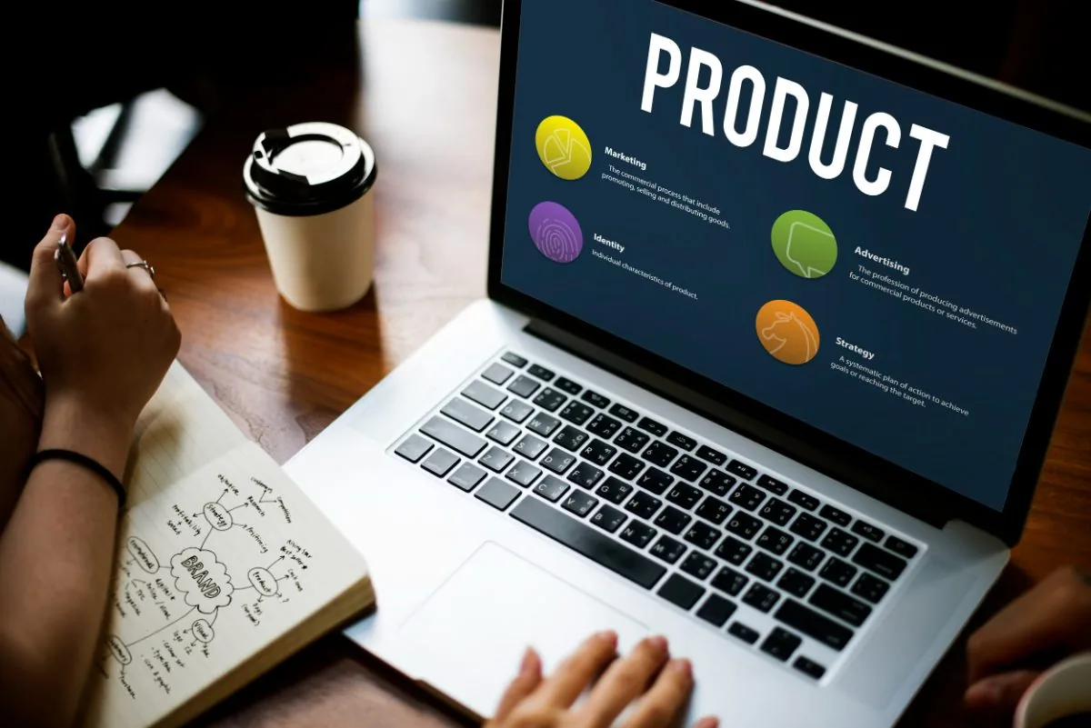 Ordinateur portable affichant une stratégie produit et carnet de notes de cadrage de marque — définir le bon MVP