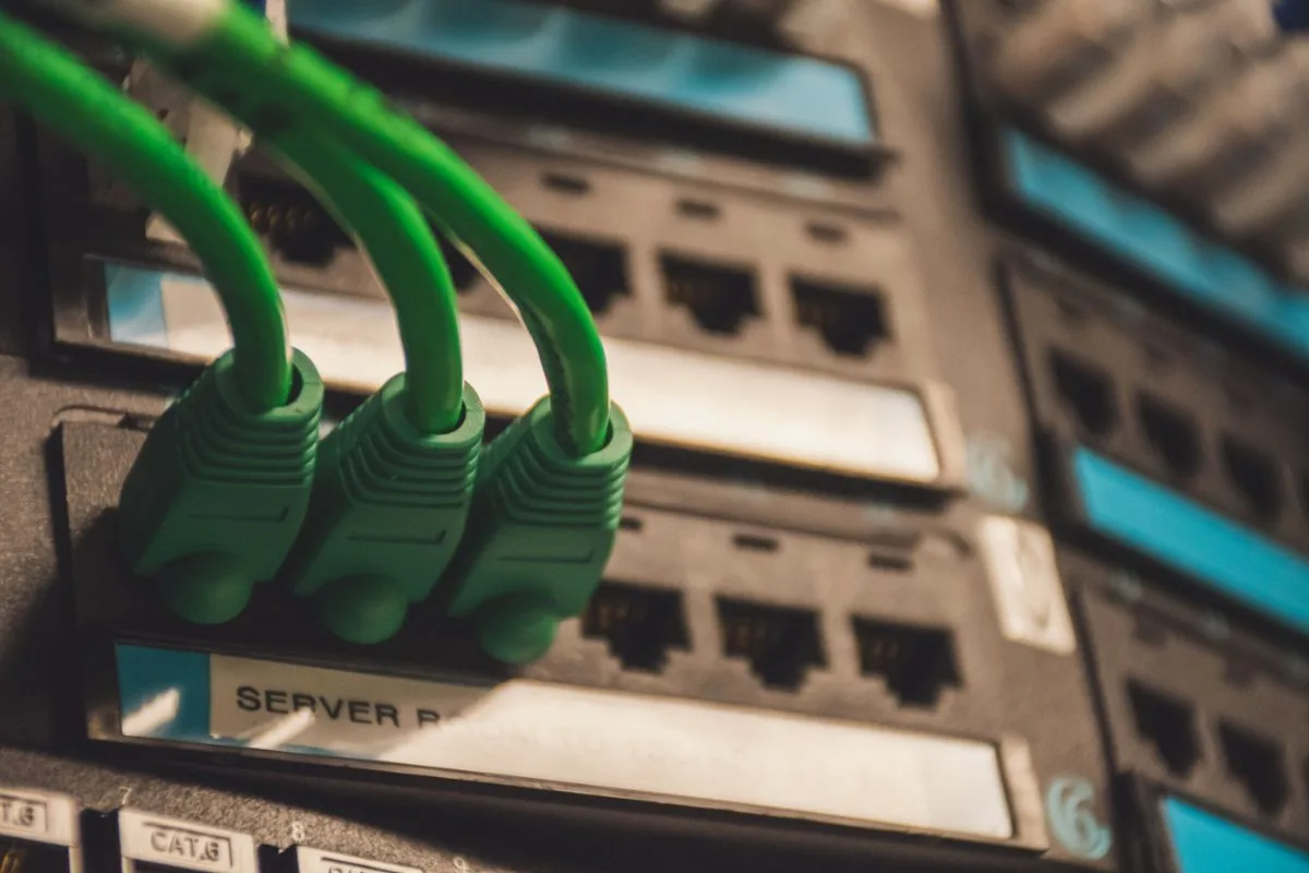 Baie de serveurs et câbles réseau — formation Administrateur Système & DévOps en alternance à Tesseract University, Toulouse